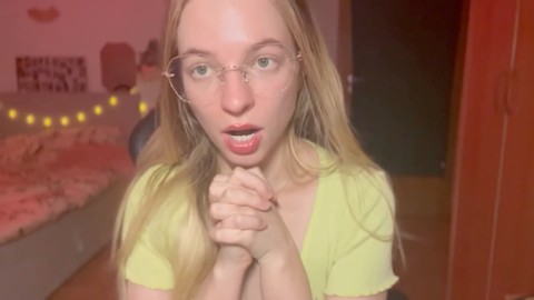 Göttin Bella Rae übernimmt die Kontrolle in einem Szenario der weiblichen Dominanz mit ihrem submissiven Opfer.