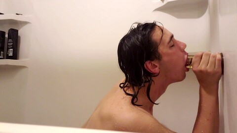 Trappola seducente si dà piacere con giocattoli erotici sotto la doccia