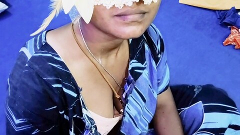 La fille tamoule Tamiltaboo121 s'amuse avec la mère de son amie et goûte un peu de lait maternel.