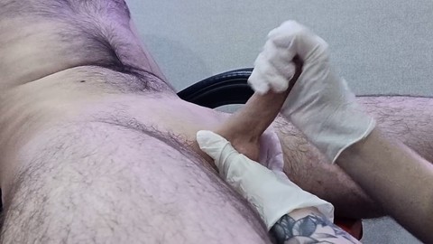 L'infirmière Maryhott fait un rasage de près à son patient et termine avec une happy ending.