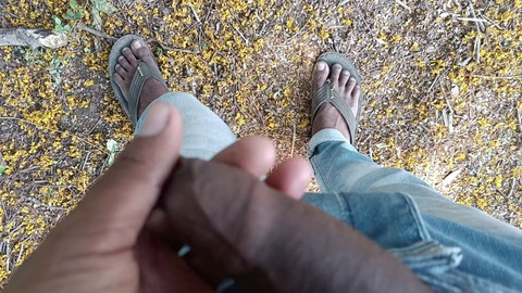 Der erste Blowjob des Stiefbruders von der Stiefschwester endet mit Sperma im Mund, die Stiefmutter macht mit dem Spaß mit