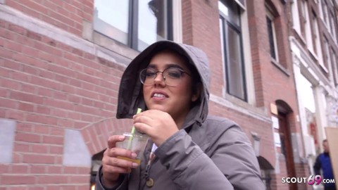 Casting callejero áspero con una chica latina curvilínea con gafas que es recogida y penetrada.