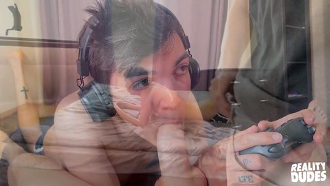 Die Stiefbrüder Matty und Aiden treiben es zu Hause wild, was zu einer unordentlichen Cremetorte führt.