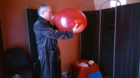 Scoppiare palloncini con un uomo maturo, far scoppiare i palloncini in una seduta gay kinky