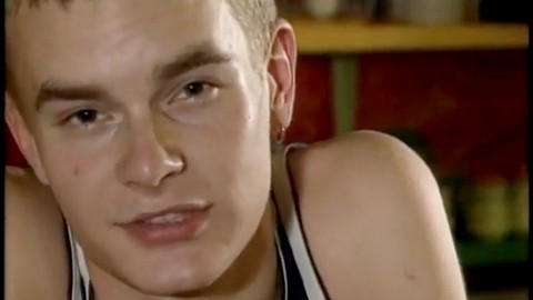 Il giovane twink diventa birichino negli spogliatoi con ALESSODITA