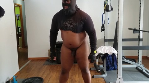 S'amuser avec un entraînement nu à la salle de sport tout en laissant ma grosse saucisse se balancer.