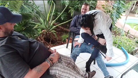 Der heiße Stiefbruder bekommt, was er will, von seiner schüchternen jungfräulichen Stiefschwester, während sein Kumpel draußen im Garten masturbiert.