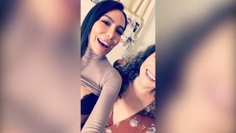 Lela Star fait en sorte que ses amis s'amusent avec elle lors de leur fête de Thanksgiving