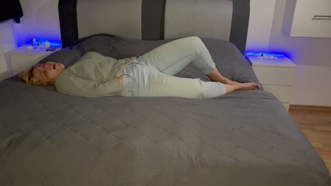 Die heiße platinblonde Bonieclydeerotik kommt in engen Jeans mit mehreren Orgasmen und intensiven Stöhnen.